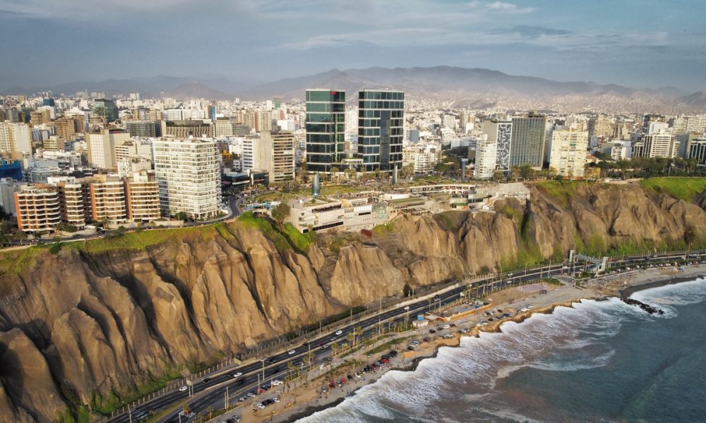Playa y malecón de Lima frente a Larcomar