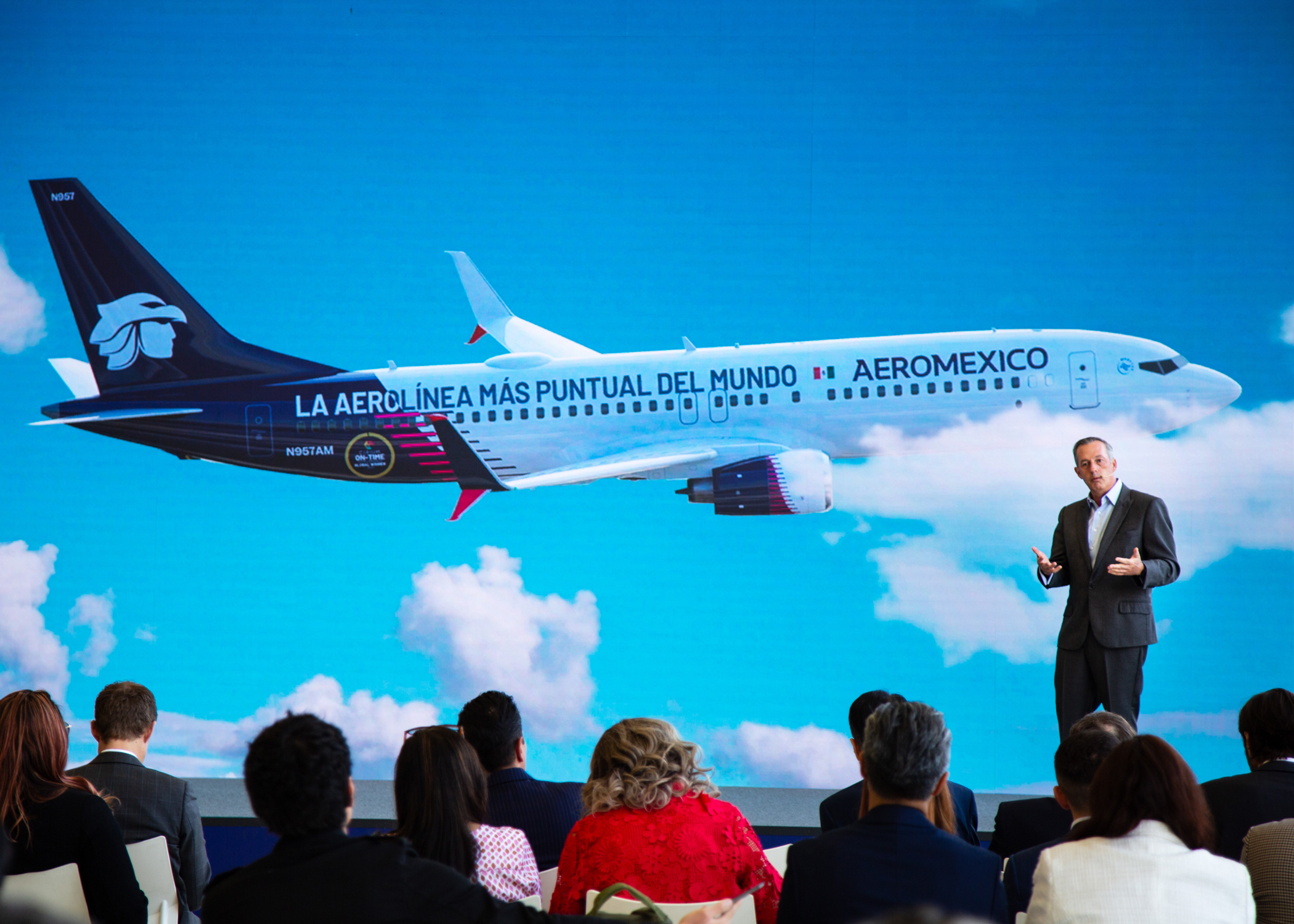 De CiriumAeroméxico recibe la presea por su liderazgo como la aerolínea más puntual del mundo