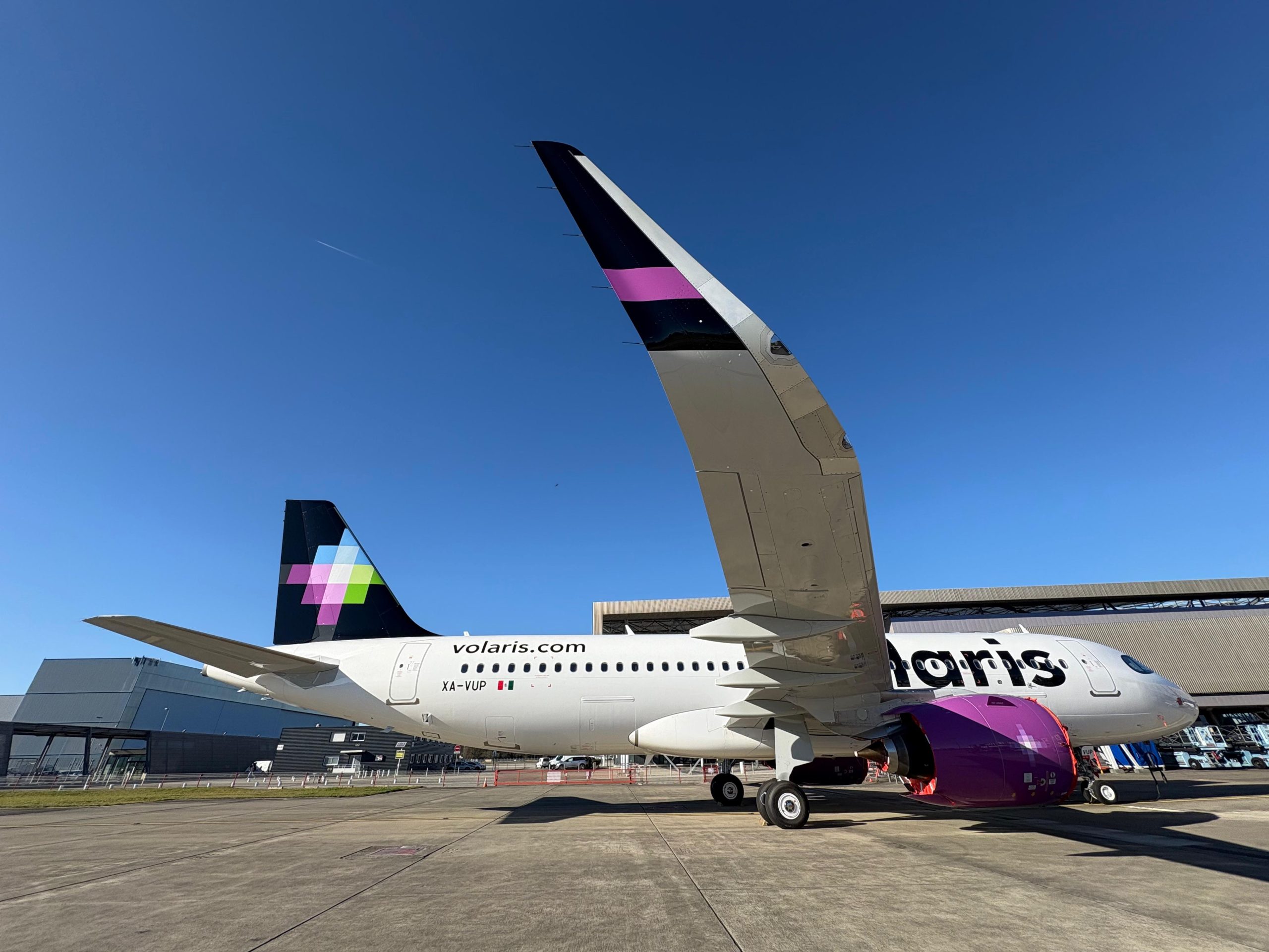 Volaris celebra la llegada de su avión 144