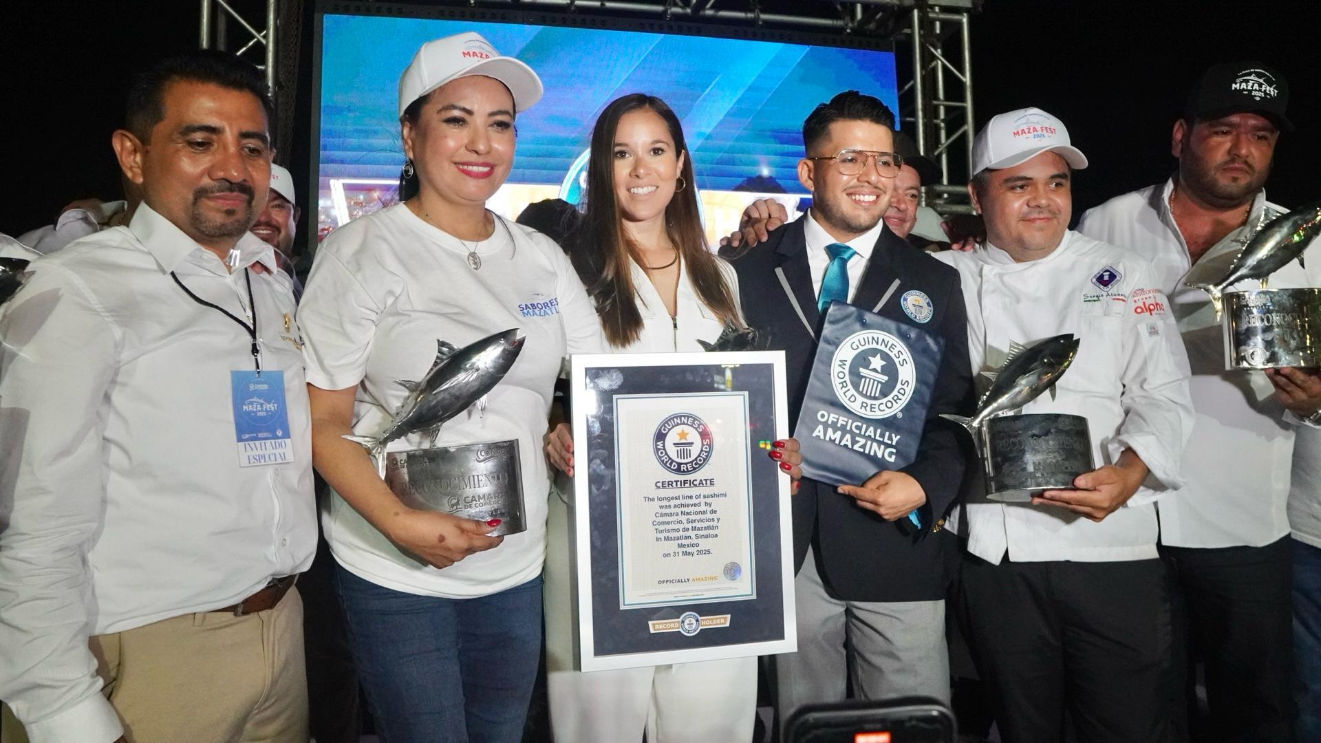 Mazatlán hace historia: Logra Récord Guinness del sashimi más largo del mundo Mazatlán hace historia: Logra Récord Guinness del sashimi más largo del mundo