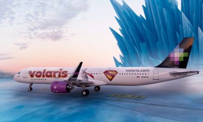 Con motivo de su estrenoVolaris y Warner Bros. presentan avión con diseño inspirado en la película Superman