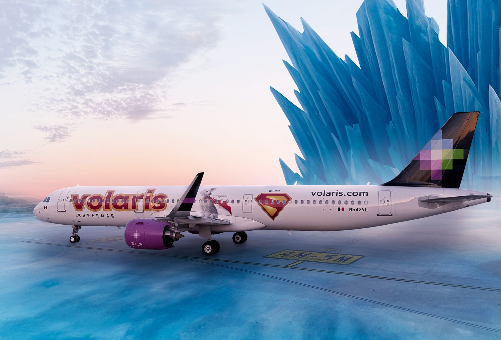Con motivo de su estrenoVolaris y Warner Bros. presentan avión con diseño inspirado en la película Superman